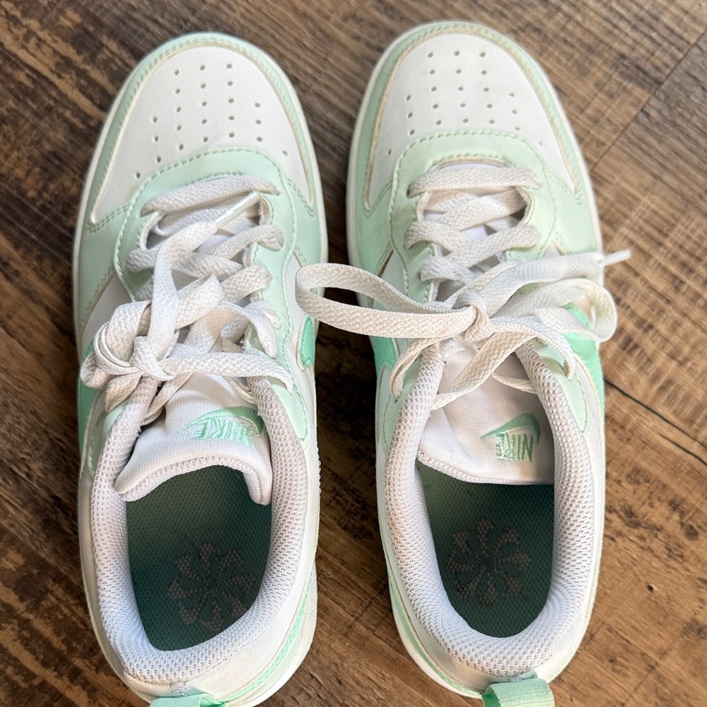 Nike Kids Low Sneakers in Mint and White Size 5 Big Kids - Picture 11 of 14